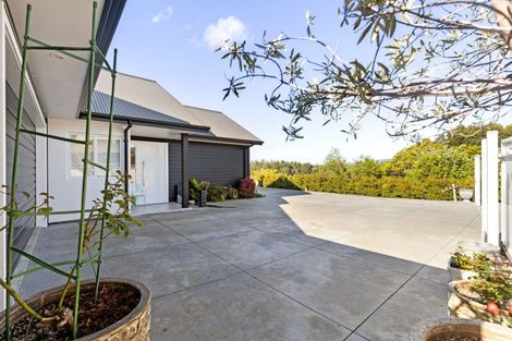 Photo of property in 51 Coutts Way, Fitzherbert, Palmerston North, 4410