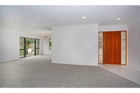 Photo of property in 2/7 Ribbonwood Crescent, Goodwood Heights, Auckland, 2105