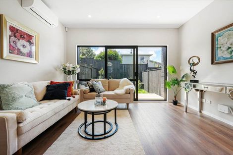 Photo of property in 9/10 Newington Road, Henderson, Auckland, 0612