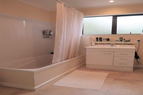 Photo of property in 35b Sunhaven Drive, Newlands, Wellington, 6037