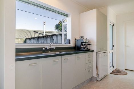 Photo of property in 105 Hillcrest Drive, Kelvin Grove, Palmerston North, 4414