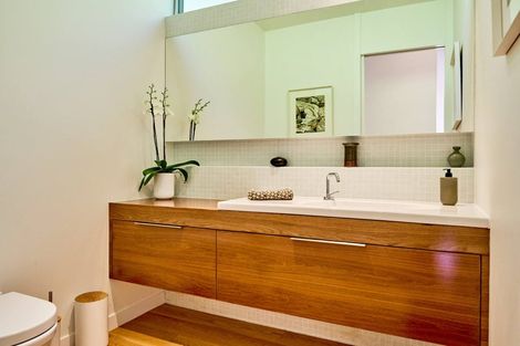 Photo of property in 4 Francis Bell Grove, Lowry Bay, Lower Hutt, 5013