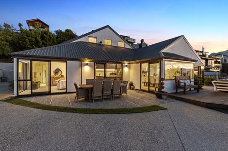 Photo of property in 8 Elizabeth Place, Kelvin Heights, Queenstown, 9300