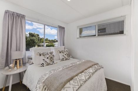 Photo of property in 9 Walton Street, Red Beach, 0932