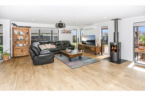 Photo of property in 22 Kauri Drive, Waiuku, 2123