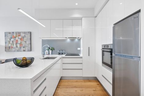 Photo of property in 6/585g Beach Road, Rothesay Bay, Auckland, 0630