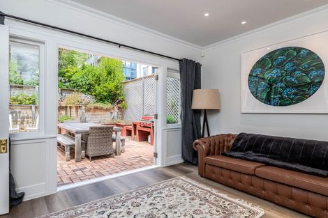 Photo of property in 210 Oriental Parade, Oriental Bay, Wellington, 6011