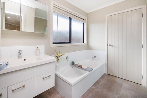 Photo of property in 7 Lorenzo Place, Kelvin Grove, Palmerston North, 4414