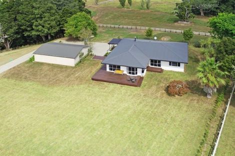 Photo of property in 21 Bush Road, Waiatarua, Auckland, 0604