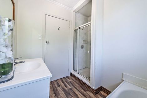 Photo of property in 33 Farquhars Road, Redwood, Christchurch, 8051
