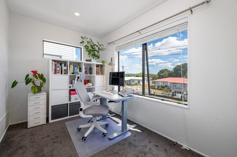 Photo of property in 1/4 Edgerton Road, Te Atatu Peninsula, Auckland, 0610