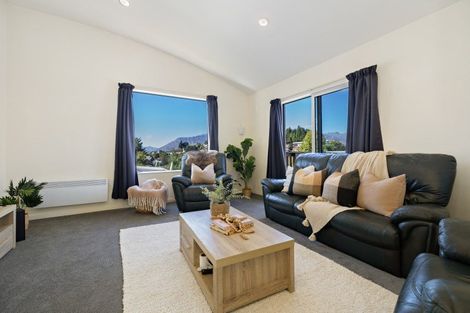 Photo of property in 32 Dart Place, Fernhill, Queenstown, 9300