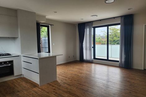 Photo of property in 22f Totaravale Drive, Totara Vale, Auckland, 0629