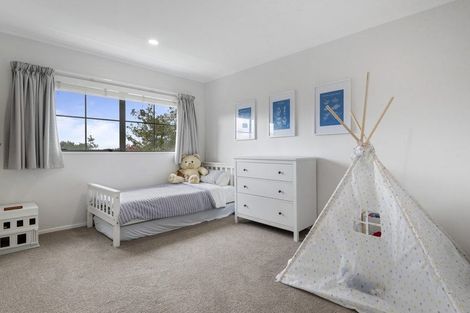 Photo of property in 44 Ravenstone Place, Chatswood, Auckland, 0626