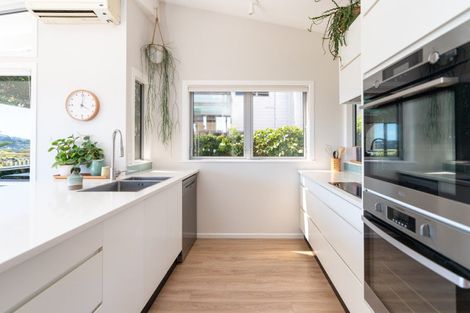 Photo of property in 15 Rangitane Street, Maupuia, Wellington, 6022