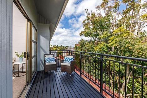Photo of property in 2/18 Wernham Place, Northcote, Auckland, 0626