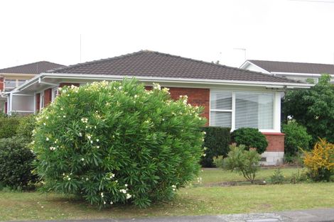 Photo of property in 2/5 Gordon Avenue, Forrest Hill, Auckland, 0620