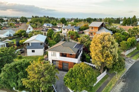 Photo of property in 22 Gilbass Avenue, Hamilton Lake, Hamilton, 3204