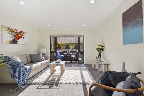 Photo of property in 14 Verdale Circle, Glen Eden, Auckland, 0602