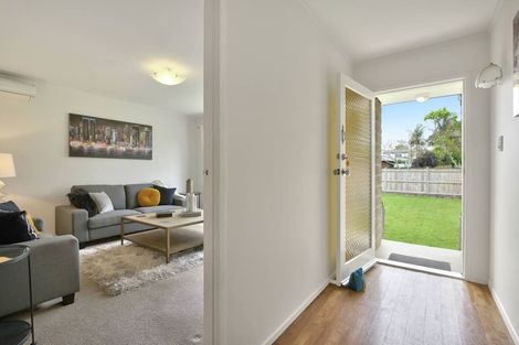 Photo of property in 33 Mccrystal Avenue, Eastern Beach, Auckland, 2012
