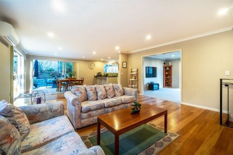 Photo of property in 14 Bur Oak Terrace, Schnapper Rock, Auckland, 0632