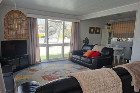 Photo of property in 5 Walton Street, Red Beach, 0932