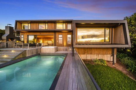 Photo of property in 81 Piha Road, Piha, 0772
