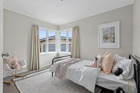 Photo of property in 12 London Street, Te Atatu Peninsula, Auckland, 0610