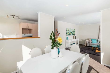 Photo of property in 12 Halloran Place, Massey, Auckland, 0614