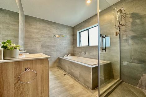 Photo of property in 1/4 Edgerton Road, Te Atatu Peninsula, Auckland, 0610