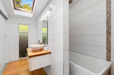 Photo of property in 39 Pukatea Street, Eastbourne, Lower Hutt, 5013