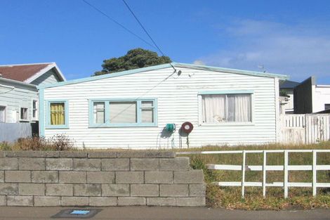 Photo of property in 15 Rua Street, Lyall Bay, Wellington, 6022