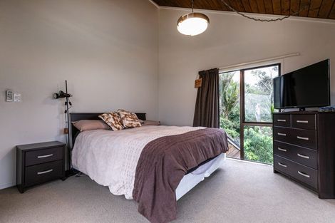 Photo of property in 922 West Coast Road, Waiatarua, Auckland, 0604