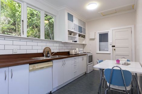 Photo of property in 43 Garden Road, Piha, New Lynn, 0772