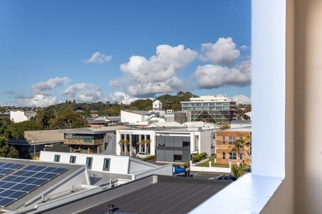 Photo of property in Devonport Apartments, 50/127 Saint Aubyn Street, New Plymouth, 4310