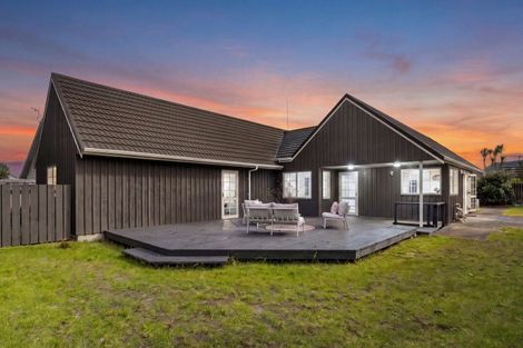 Photo of property in 14 Olliver Grove, Waikanae Beach, Waikanae, 5036