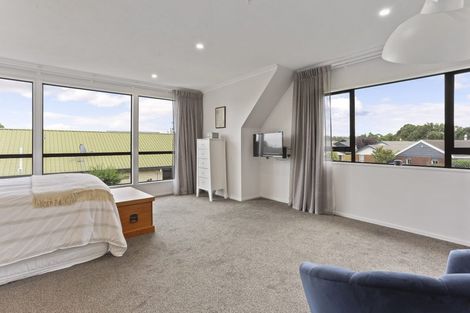 Photo of property in 10 Pyatt Place, Redwood, Christchurch, 8051