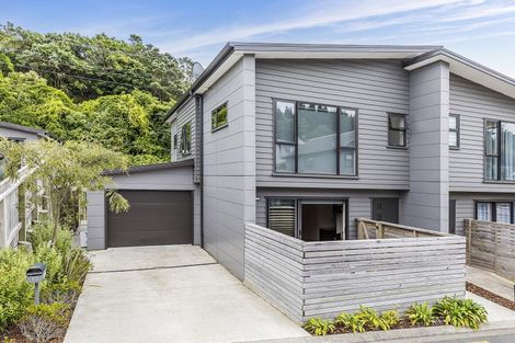 Photo of property in 19 Brindle Way, Newlands, Wellington, 6037