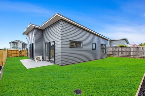 Photo of property in 11 Taikura Avenue, Red Beach, 0932