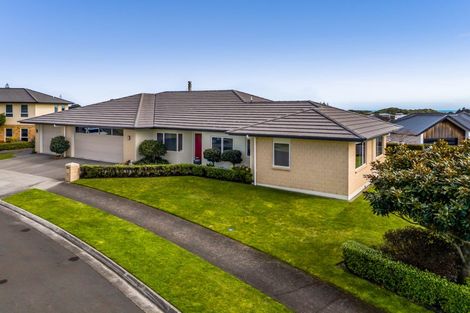 Photo of property in 5 Vardon Way, Waiwhakaiho, New Plymouth, 4312