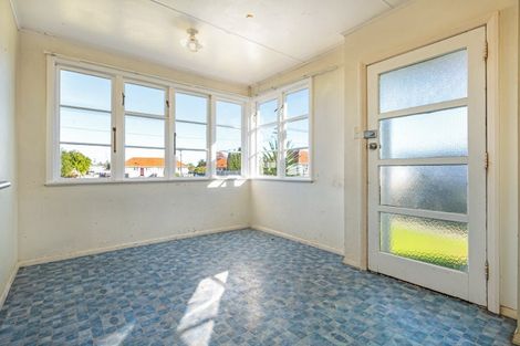 Photo of property in 18 Goldsmith Crescent, Levin, 5510