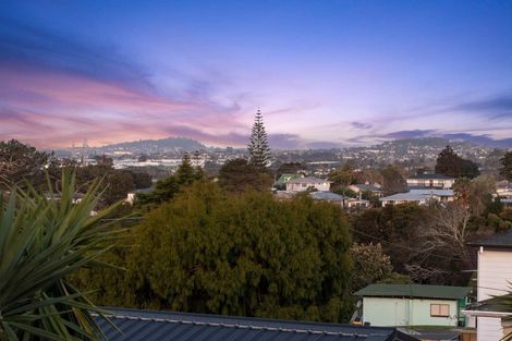 Photo of property in 1e Valron Road, Te Atatu South, Auckland, 0602