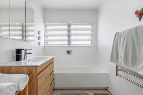 Photo of property in 13 Hartles Place, Mellons Bay, Auckland, 2014