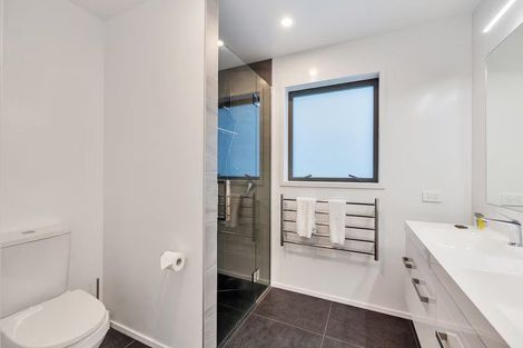 Photo of property in 23 Quinns Road, Waiatarua, Auckland, 0612