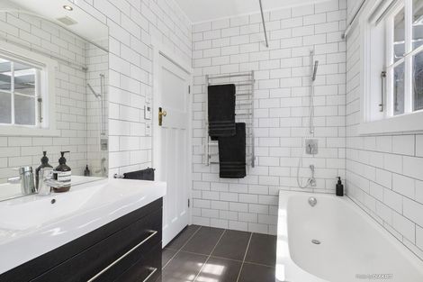 Photo of property in 382 The Esplanade, Island Bay, Wellington, 6023