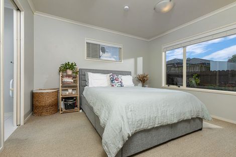 Photo of property in 8 Lucienne Drive, Ranui, Auckland, 0612