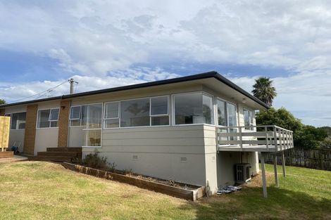 Photo of property in 2/318 Sunset Road, Unsworth Heights, Auckland, 0632