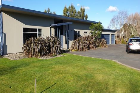 Photo of property in 28 Titirangi Drive, Fitzherbert, Palmerston North, 4471