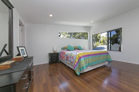 Photo of property in 56 Hollywood Avenue, Titirangi, Auckland, 0604