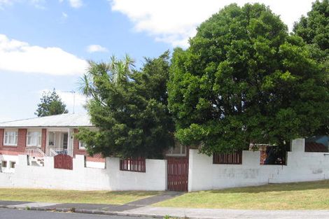 Photo of property in 1/335 Wairau Road, Totara Vale, Auckland, 0627